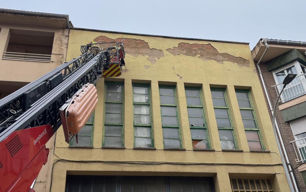 Retirar l'arrebossat d'una façana a la Gran Via de Berga ha estat un de les sortides dels Bombers a la Regió Centre