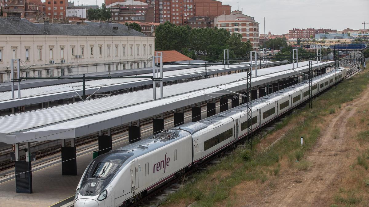 Tren Avril estacionado en Zamora.