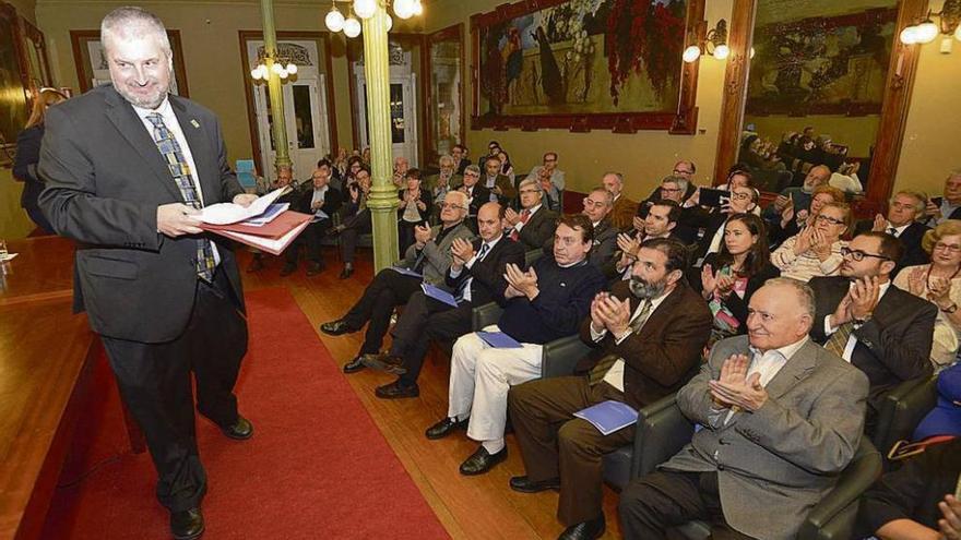 Bragado recibe el aplauso del público momentos después de recoger el premio. En la primera fila, Alonso Montero, Rafael Louzán y Víctor Freixanes, entre otros.