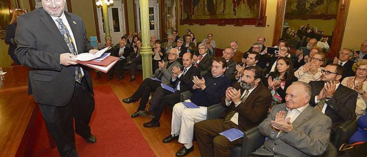 Bragado recibe el aplauso del público momentos después de recoger el premio. En la primera fila, Alonso Montero, Rafael Louzán y Víctor Freixanes, entre otros.