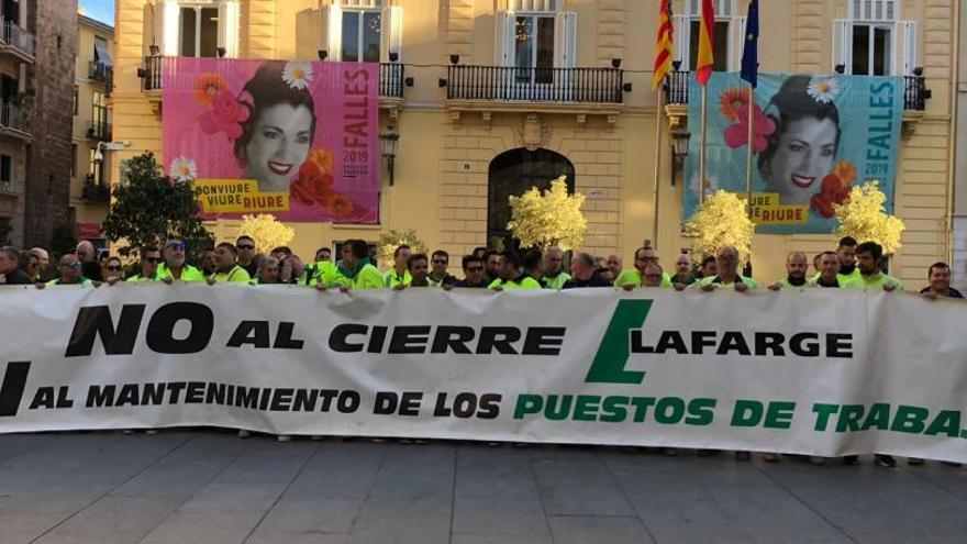 Un momento de la concentración de los trabajadores de Lafarge.