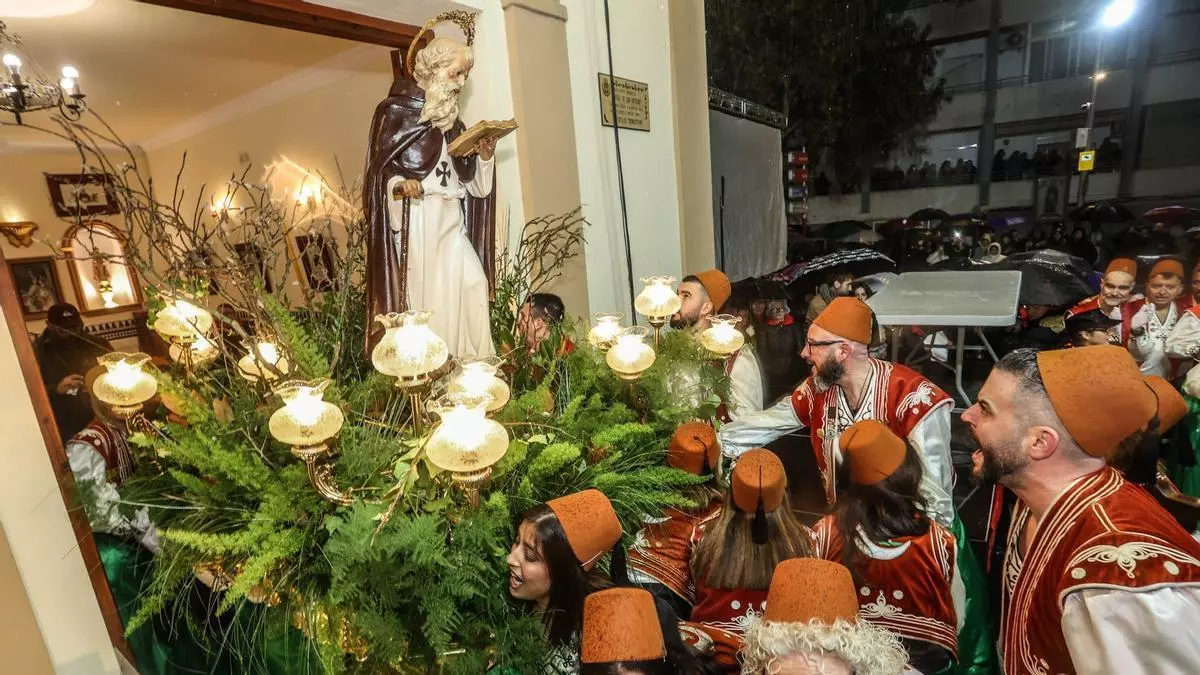 Elda celebra San Antón entre lluvia y tradición