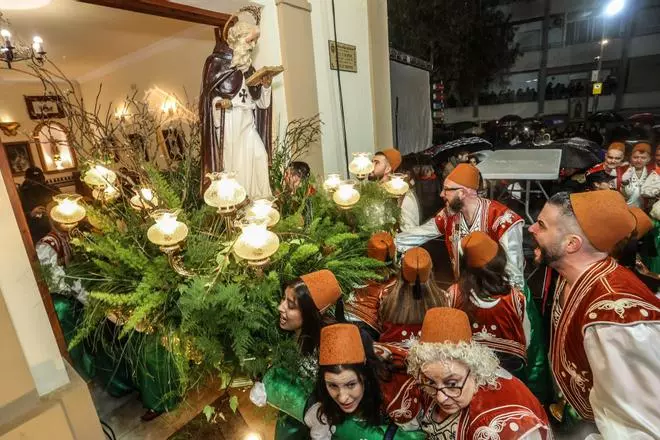 Elda celebra San Antón bajo la lluvia