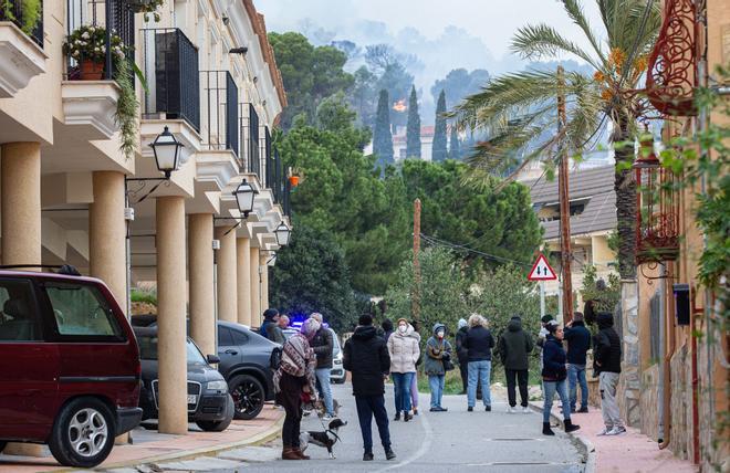 Decenas de vecinos desalojados por el incendio de Aigües