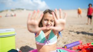 Una niña disfruta de un día de playa.