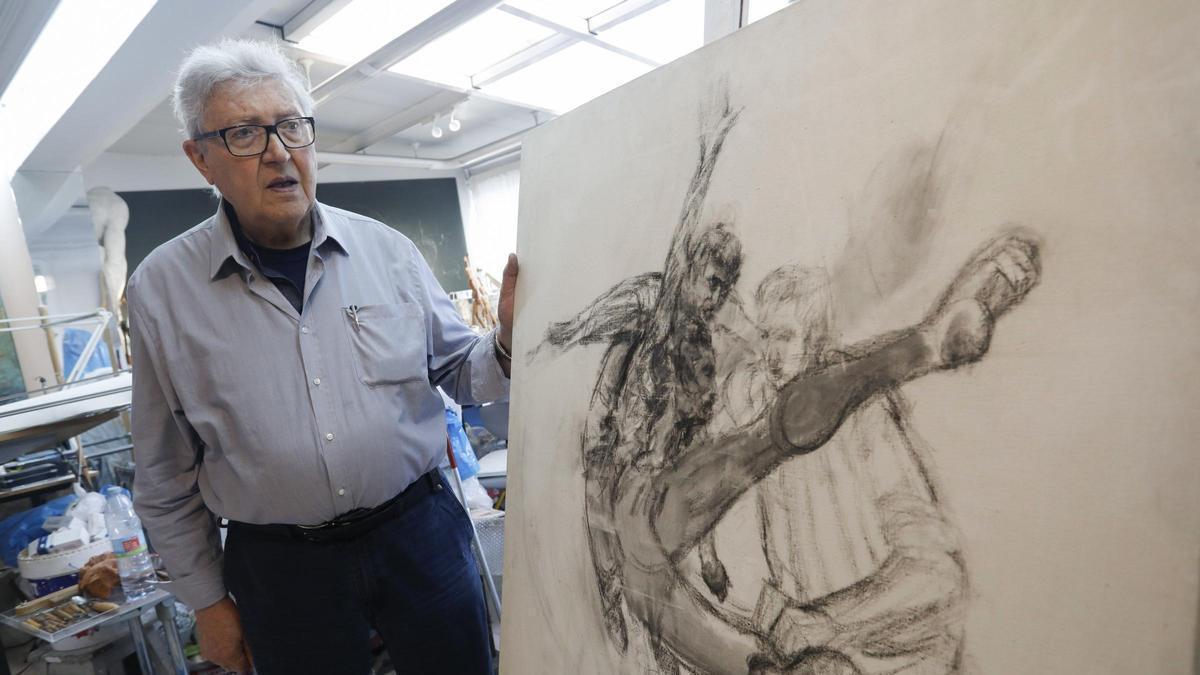 Vicente Santarúa, en su estudio con el boceto de una obra sobre Quini.