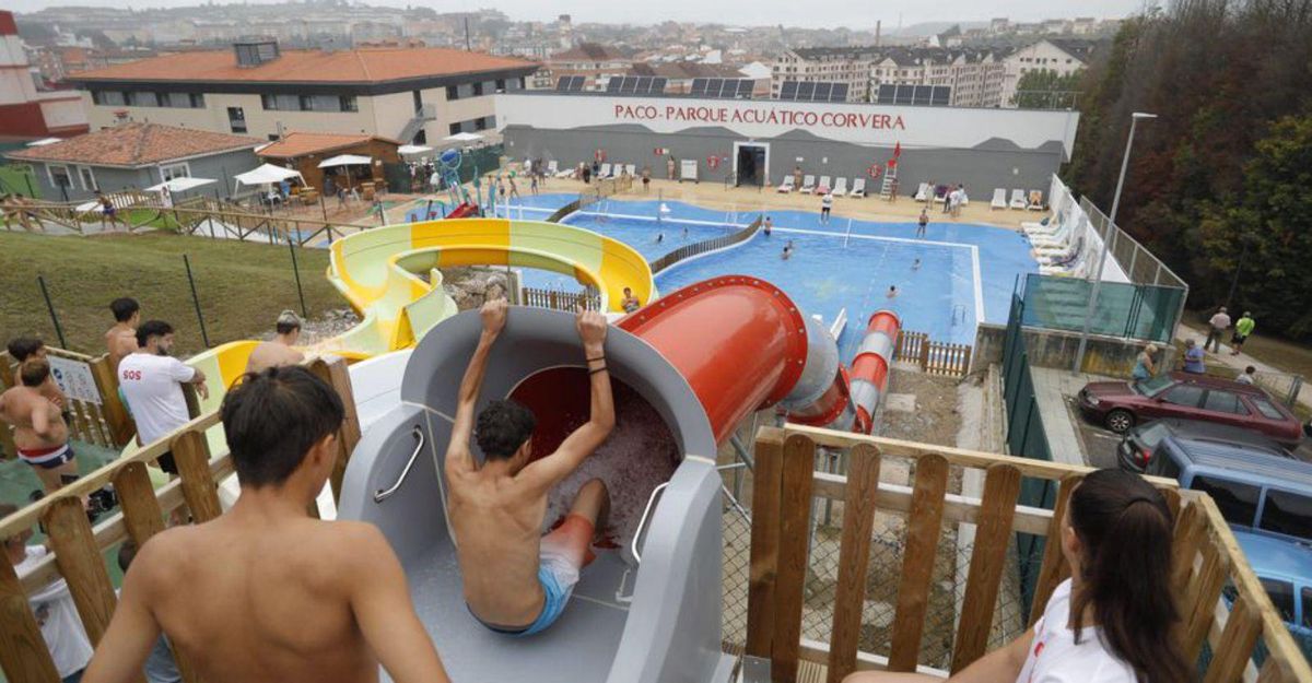 A la izquierda, una edición anterior de los Parques Divertidos. A la derecha, jóvenes participando en el «Veranu Lliterariu».  | |  CEDIDAS A LNE