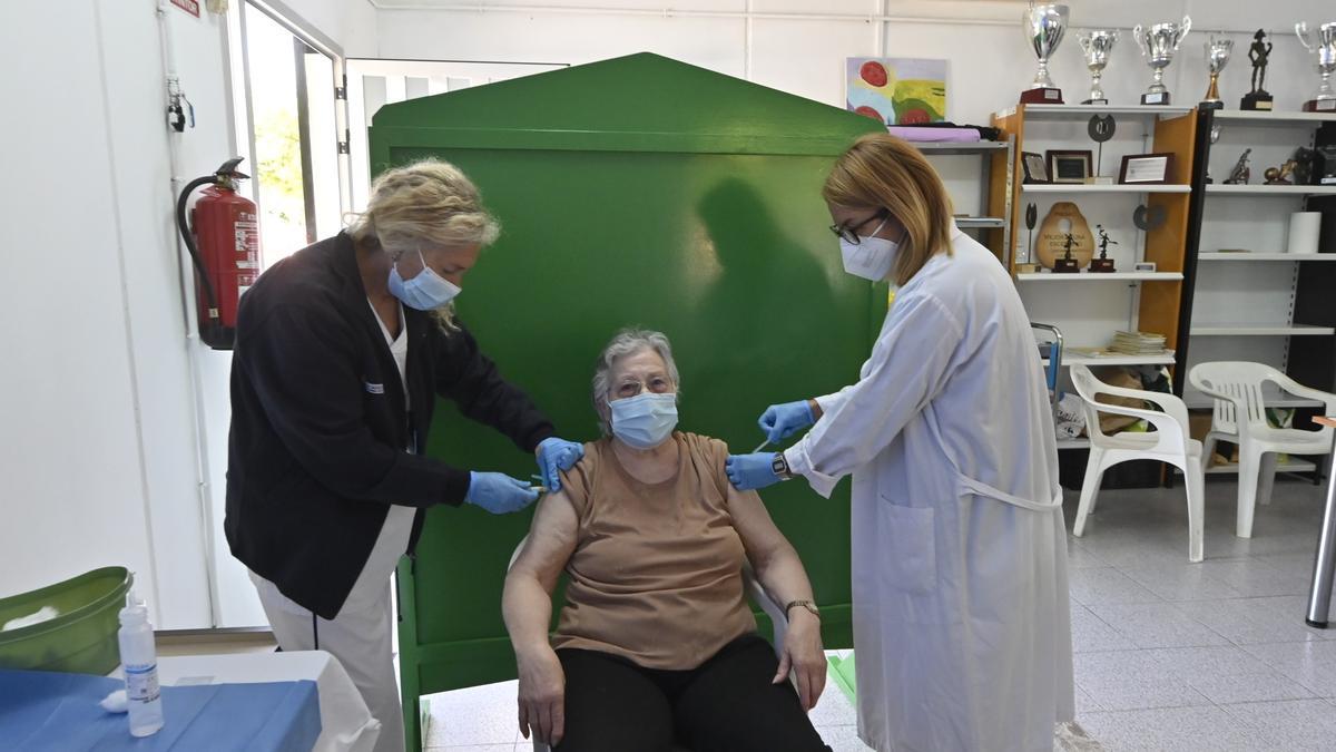 Doble vacunación contra la gripe y el covid a una vecina de Castelló.