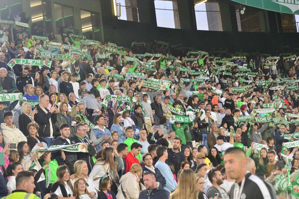 Los seguidores franjiverdes cantando el &quot;Aromas Ilicitanos&quot; antes del encuentro del pasado viernes frente al Oviedo