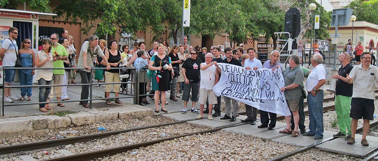 Los vecinos cortaron
la vía en agosto 
de 2014.  v.ruiz sancho