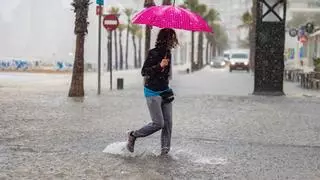 Corte de calles y caída de varias cornisas en Benidorm por las fuertes lluvias