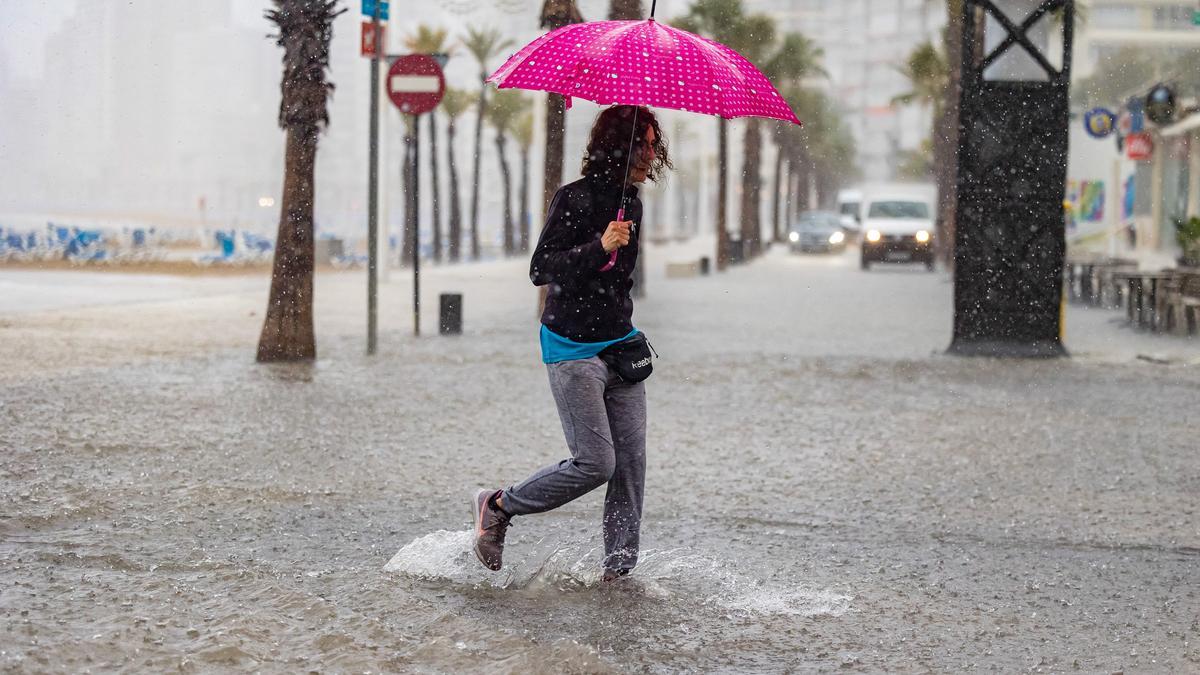 Lluvia cayendo con intensidad en Benidorm a media mañana