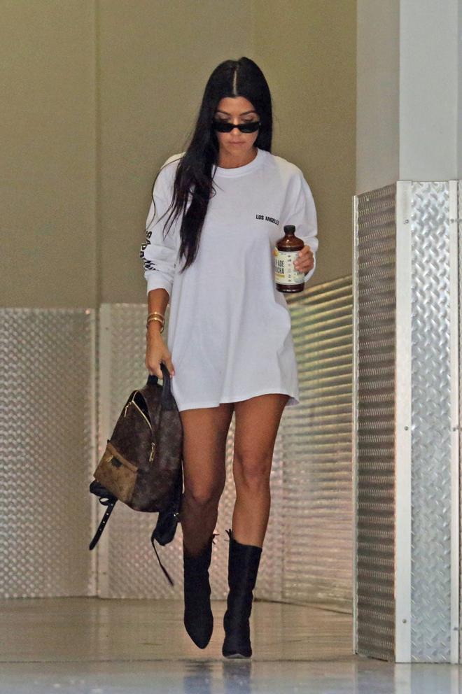 Kourtney Kardashian con sudadera larga