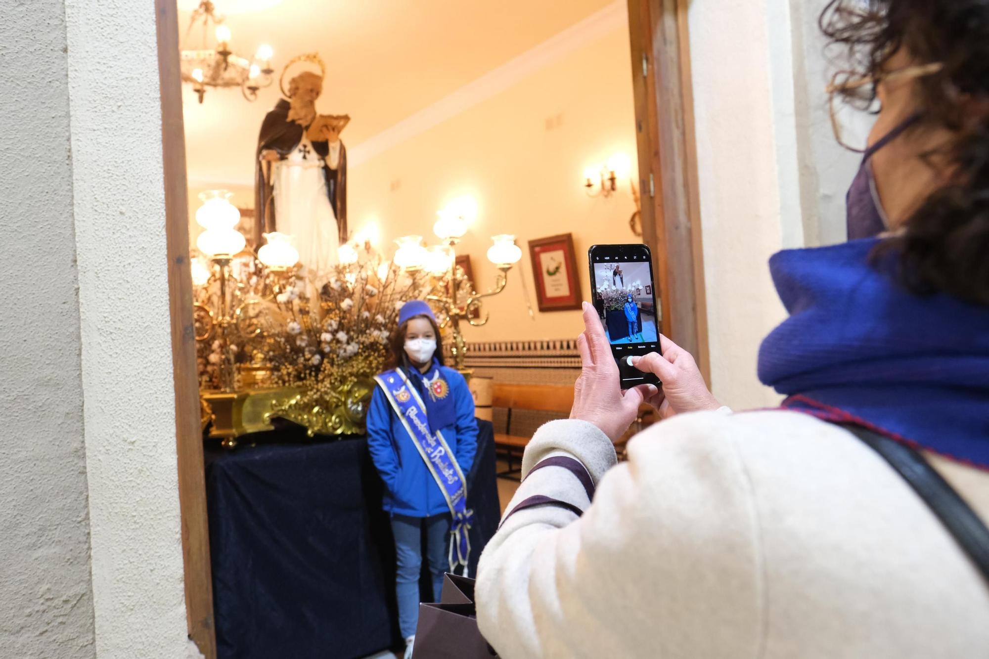 Los eldenses festejan a San Antón, patrón de los Moros y Cristianos, con las típicas vueltas a la hoguera, la bendición de animales, las tradicionales danzas y el reparto del pan