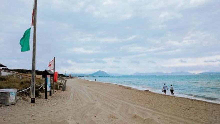 Dass es zu Saisonbeginn an der Playa de Muro keine Strandliegen gab, scheint die Hotelgäste nicht so gestört zu haben.