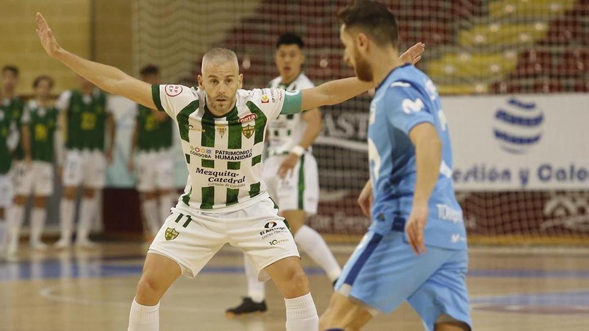 Miguelín ante Rafa López en el partido Córdoba Futsal-Movistar Inter disputado en Vista Alegre.