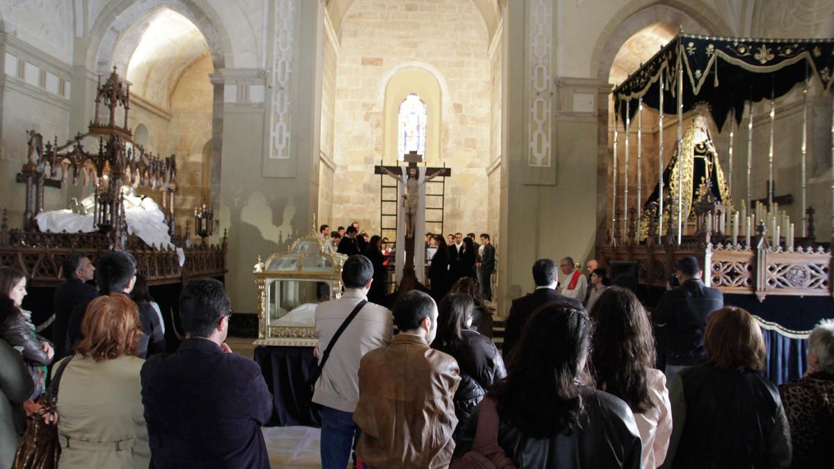 Pasos de Santo Entierro en el interior de San Esteban años atrás