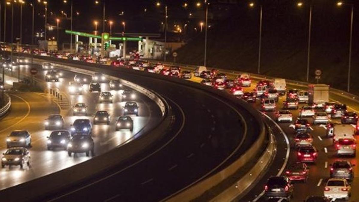 El carril bus-VAO de la C-58 vacío en las horas punta de la mañana de entrada a Barcelona.