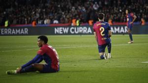 Balde, Cubarsí y Koundé, abatidos tras encajar el Barça el gol de Sorloth en Montjuïc.
