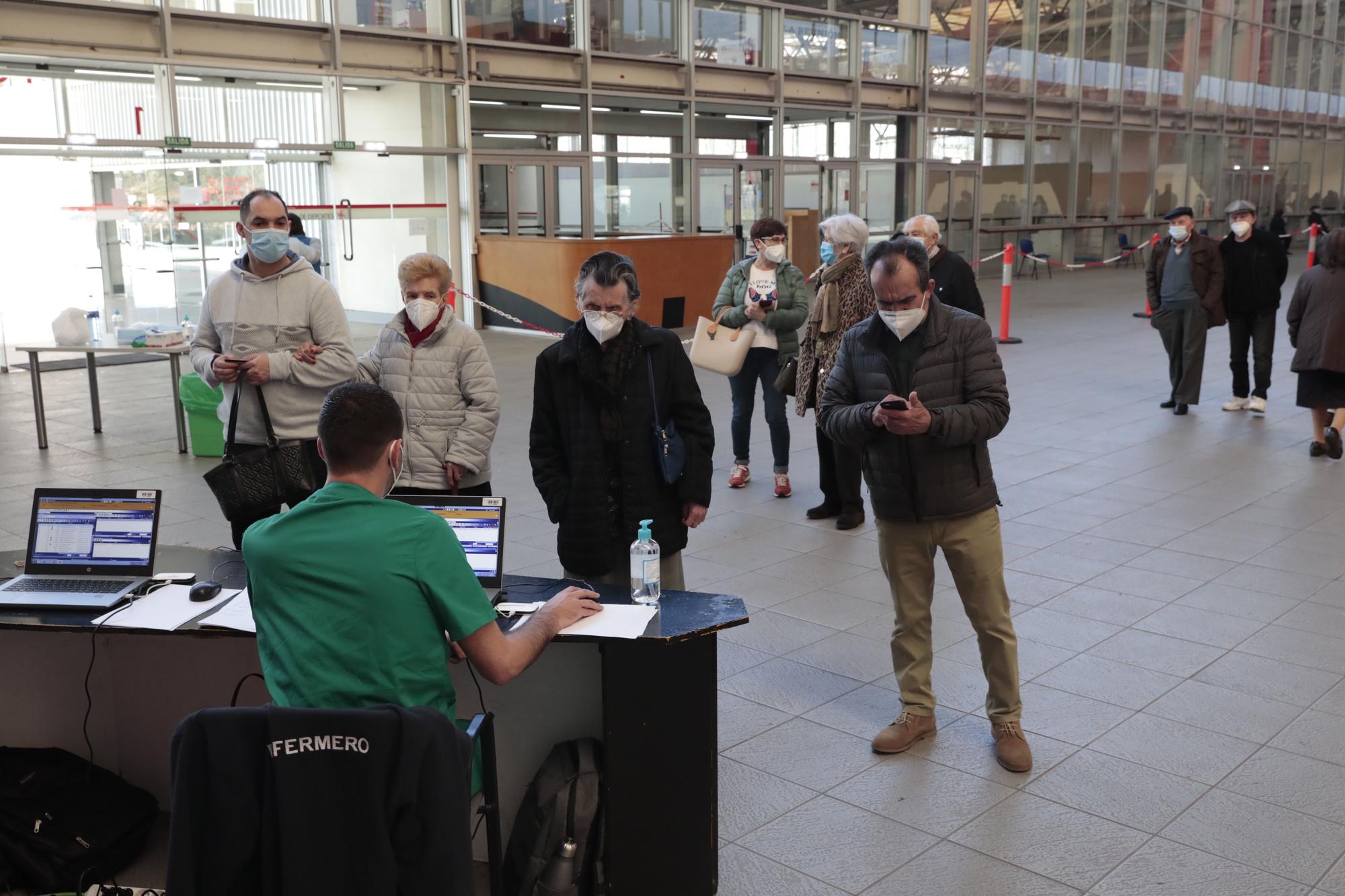 Intensa vacunación en el Palacio de Deportes de la Guía (Gijón)