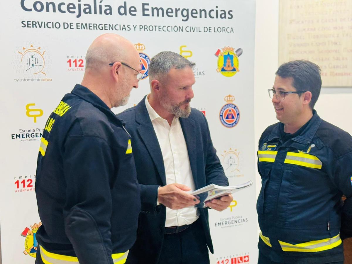 José Martínez, en el centro, tras informar de los resultados del operativo.