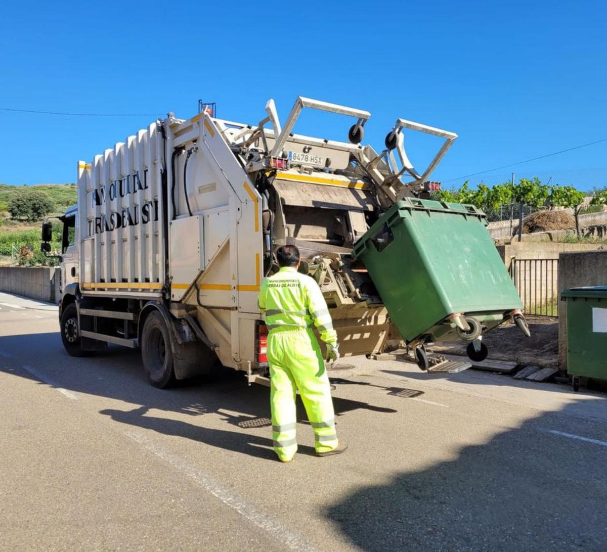 Un trabajador recoge la basura en un camión de Tierras de Aliste. | Ch. S.