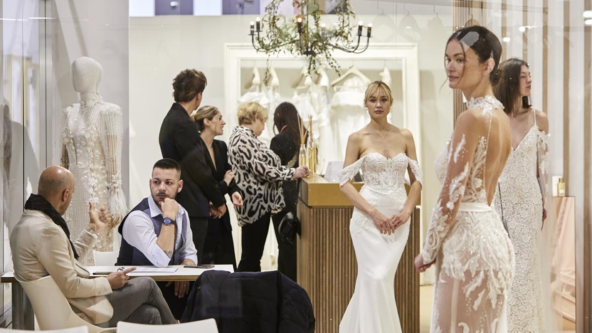 La moda ‘bridal’ deslumbra en Barcelona