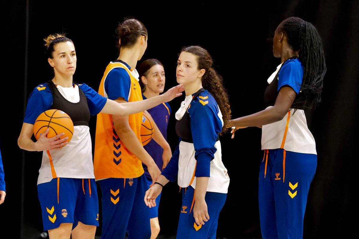 Elena Buenavida, con sus compañeras al final del entrenamiento del pasado martes en el Roig Arena.