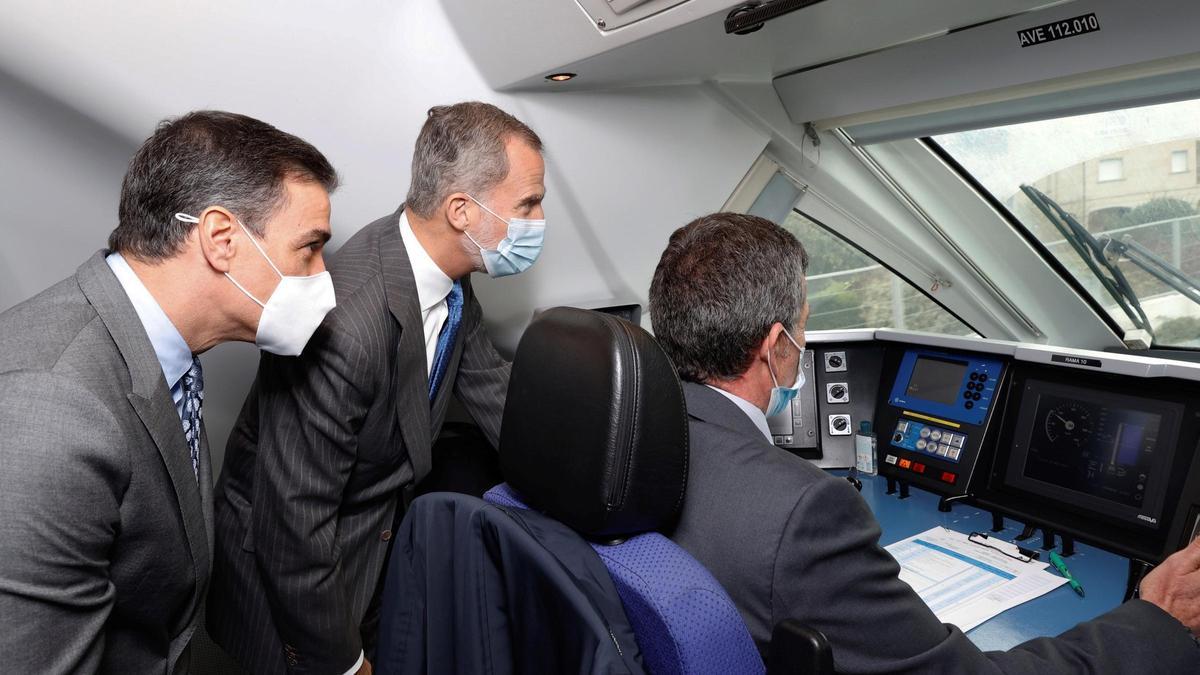 El rey Felipe VI y el presidente, Pedro Sánchez (i), visitan la cabina del AVE durante el trayecto inaugural de la línea de alta velocidad entre Madrid y Galicia.