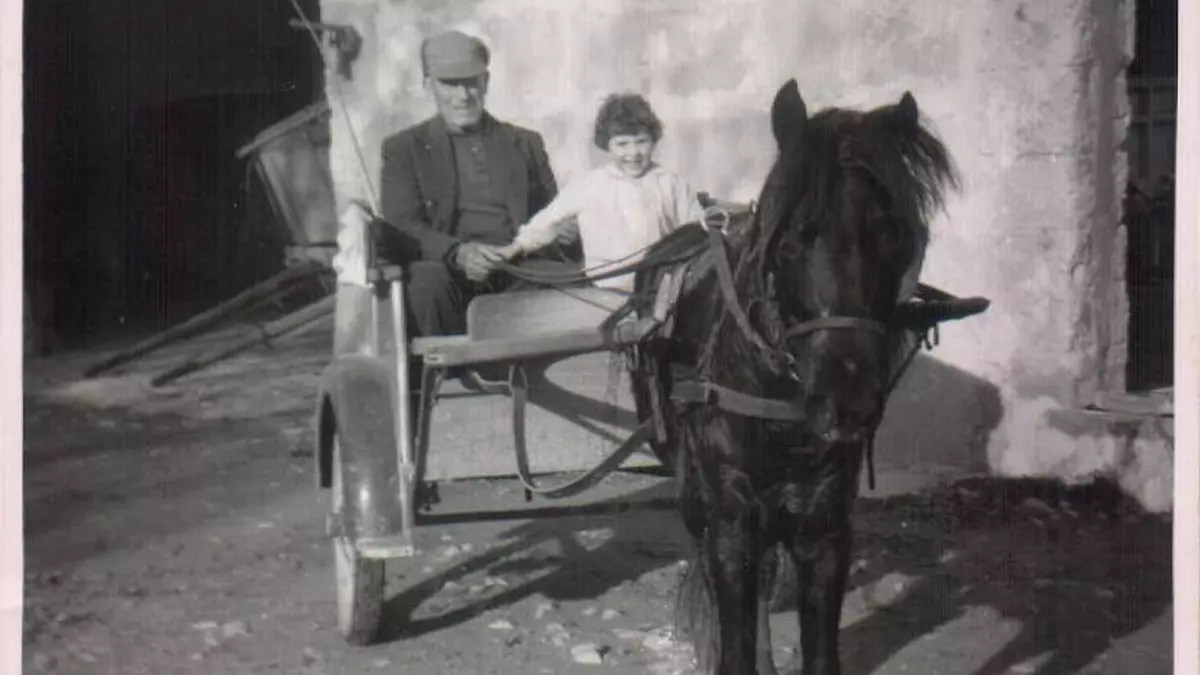 Abuelo y niña en un carro (Biniatria) 1967