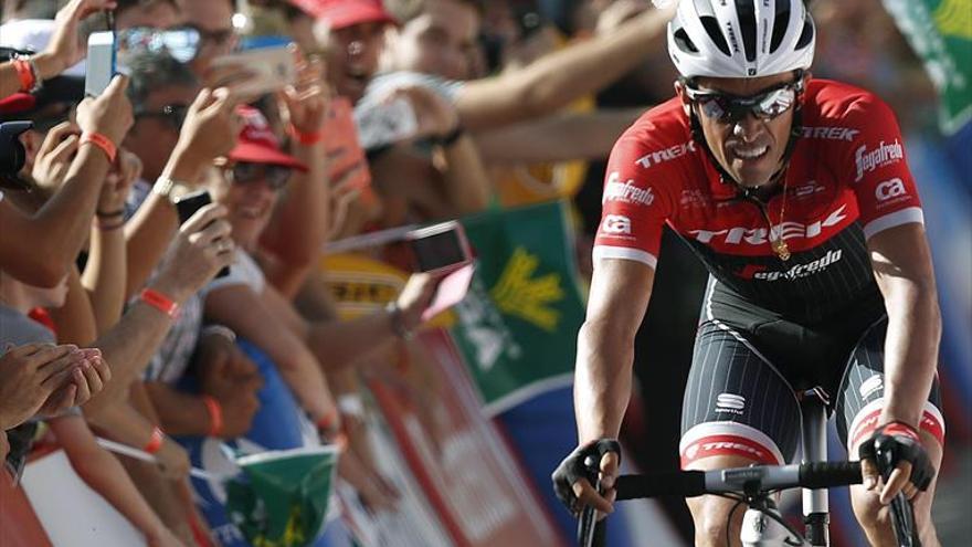 Solo Alberto Contador aguanta el empuje de Chris Froome