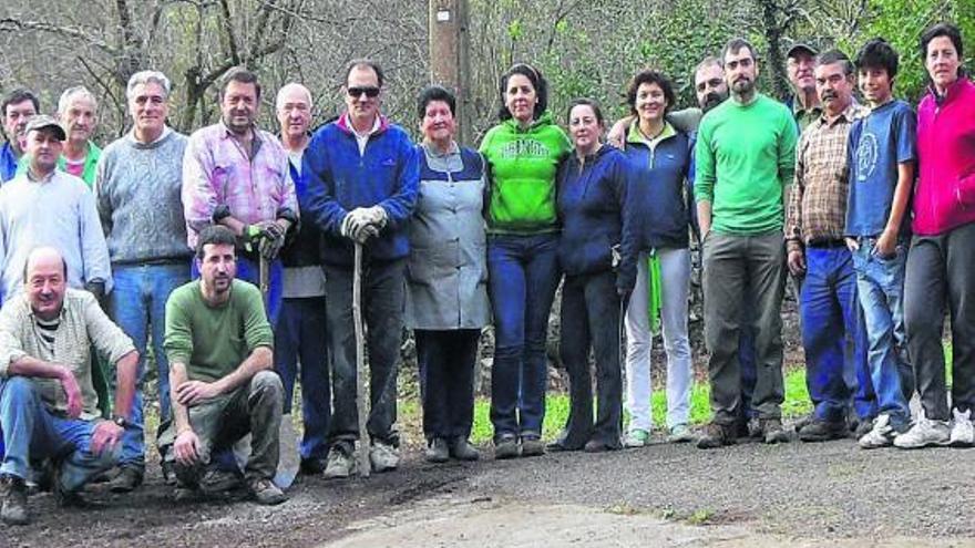 Participantes en la sextaferia de Villanueva (Santo Adriano), durante una de las jornadas de trabajo llevadas a cabo.