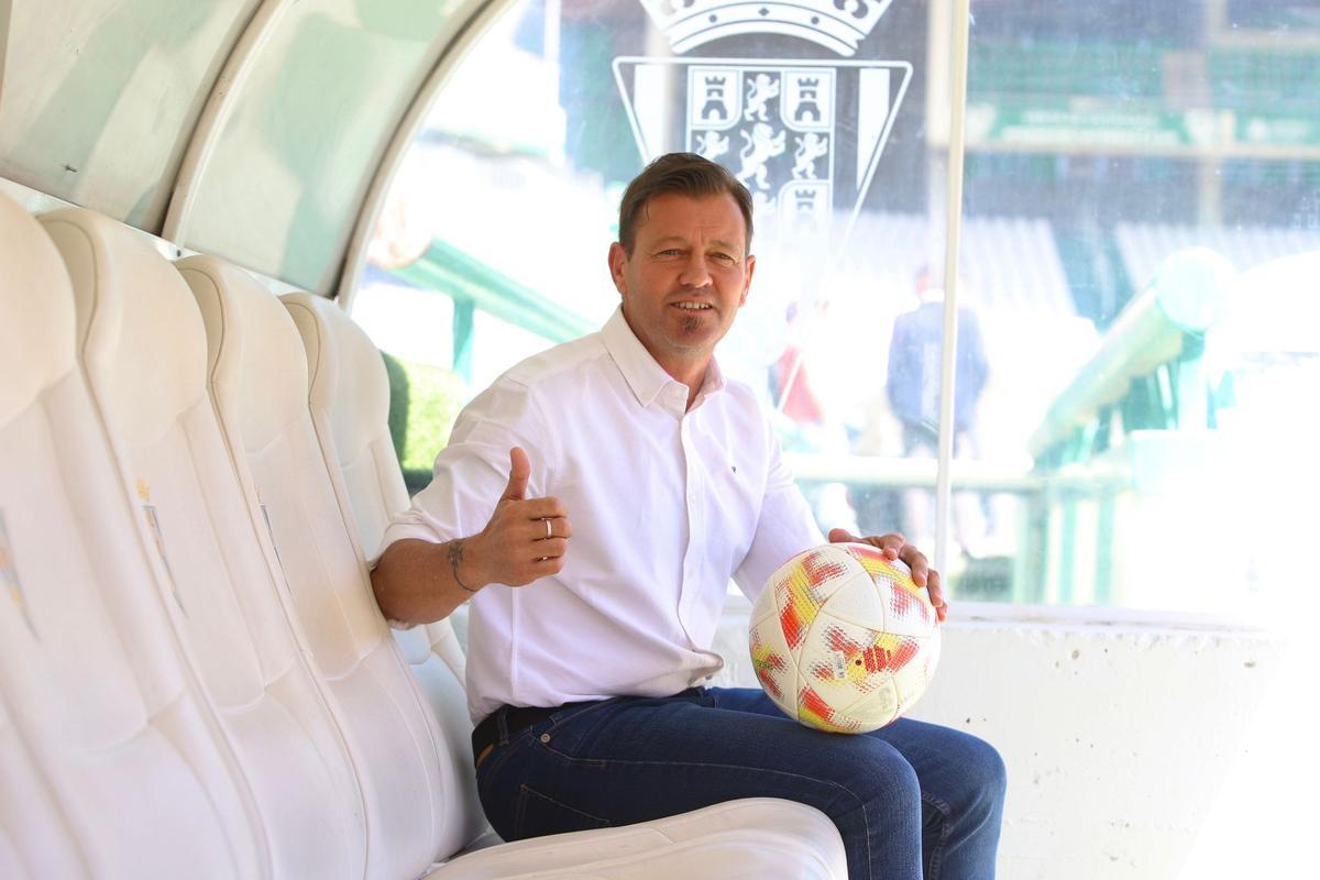 Manuel Moquera posa en el banquillo de El Arcángel durante su presentación oficial como entrenador del Córdoba CF.