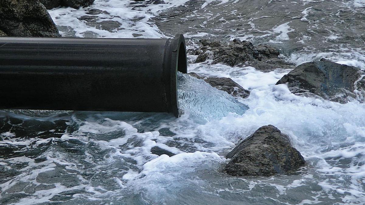 Una tubería arroja residuos al mar. | | E. D.