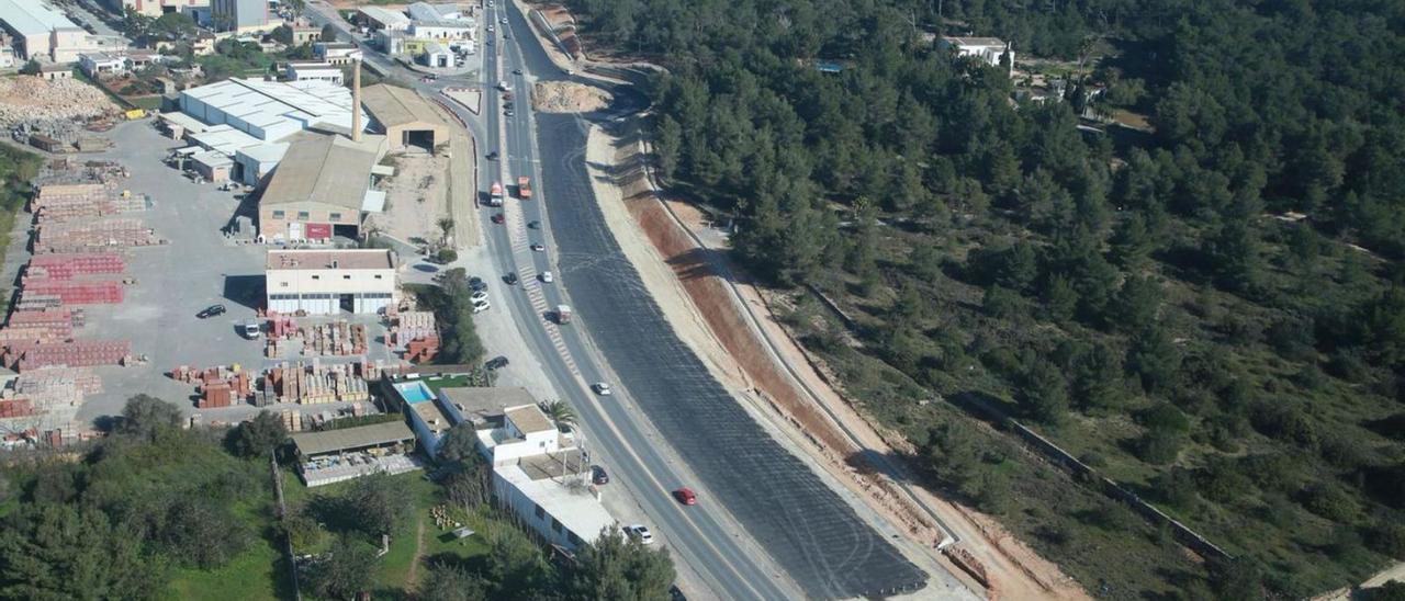 Vista aérea de la ampliación de un tramo de la carretera de Santa Eulària. | C. E.