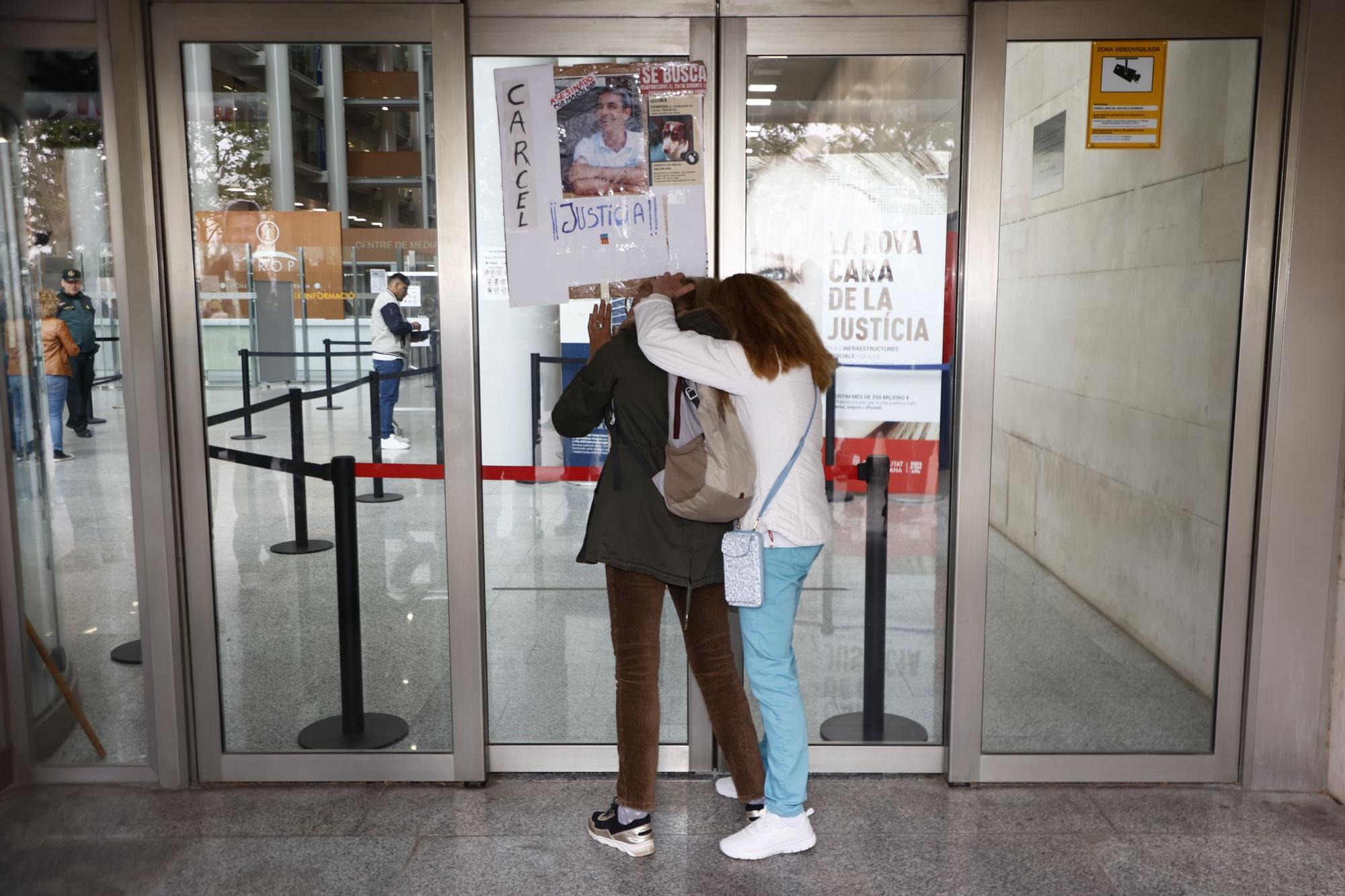 Todas las imágenes de la llegada de Pradas y Argüeso para declarar como imputados por la gestión de la dana