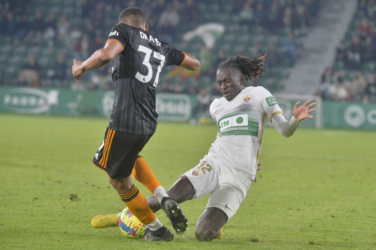 Quina pugna por una pelota ante un rival del Leeds