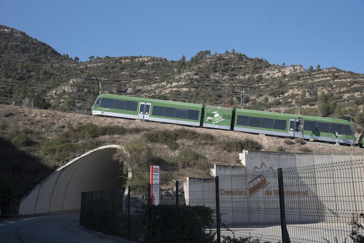 Un tren cremallera sortint de l'estació de Monistrol-Vila
