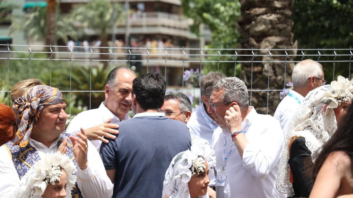 El conseller Juan Carlos Valderrama conversa tras la mascletà con Luis Barcala, Manuel Pineda y Toni Pérez