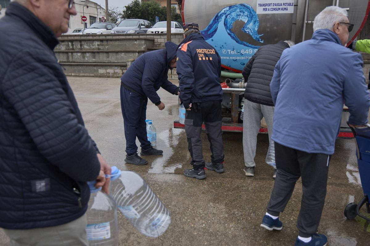 20260122 Veins de Sils agafen aigua potable d´un camió cisterna a causa que per culpa del temporal Harry, no tenen aigua potable a les llars.