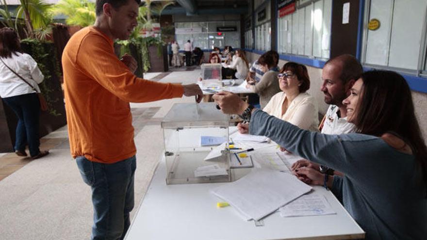 Un votante vigués en las pasadas elecciones. // A. Irago