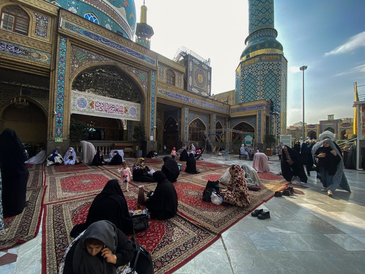 Mujeres en el exterior de la mezquita del Imam Zadeh Saleh en la zona norte de Teherán.