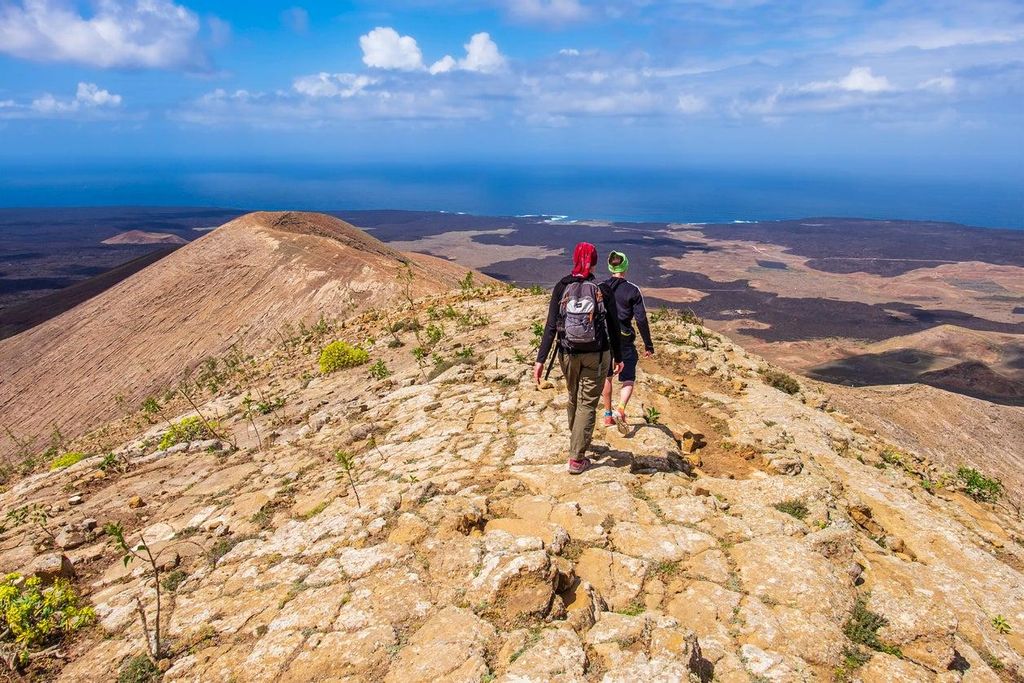 Ruta de senderismo por la Caldera Blanca un impresionante cráter en Timanfaya
