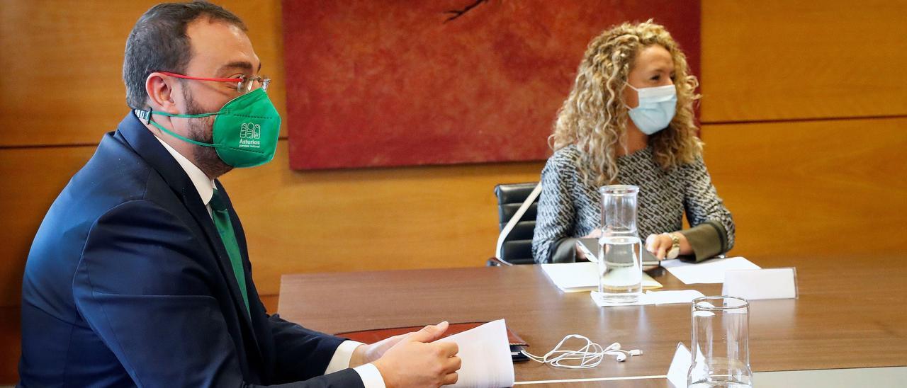 Adrián Barbón y Teresa Mallada durante la reunión de esta mañana.