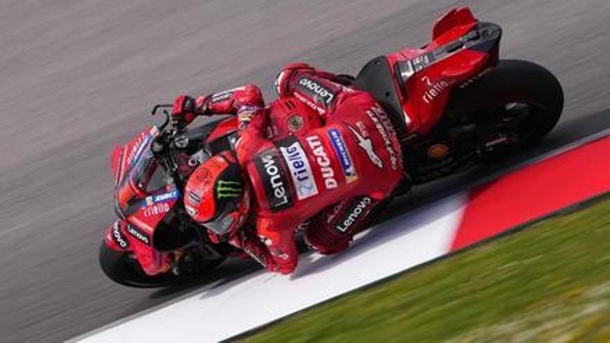 &#039;Pecco&#039; Bagnaia (Ducati), campeón del mundo de MotoGP, en el último ensayo en Portimao (Portugal).