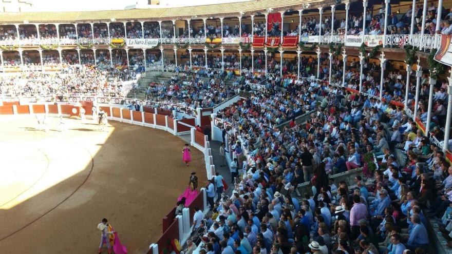 Cayetano y Ferrera logran sendas orejas en la última de abono en Gijón