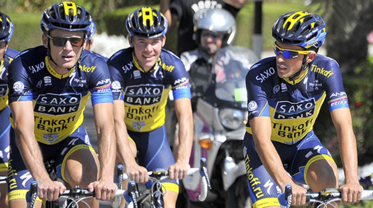 Alberto Contador (dreta), amb alguns membres de l’equip Saxo-Tinkoff, a Masqat (Oman).