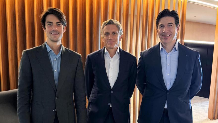 De izquierda a derecha: Ramiro Iglesias, consejero delegado de Crescenta; Juan López del Alcaza, socio director de Estrategia y Transacciones de EY, y Eduardo Navarro, presidente de Crescenta