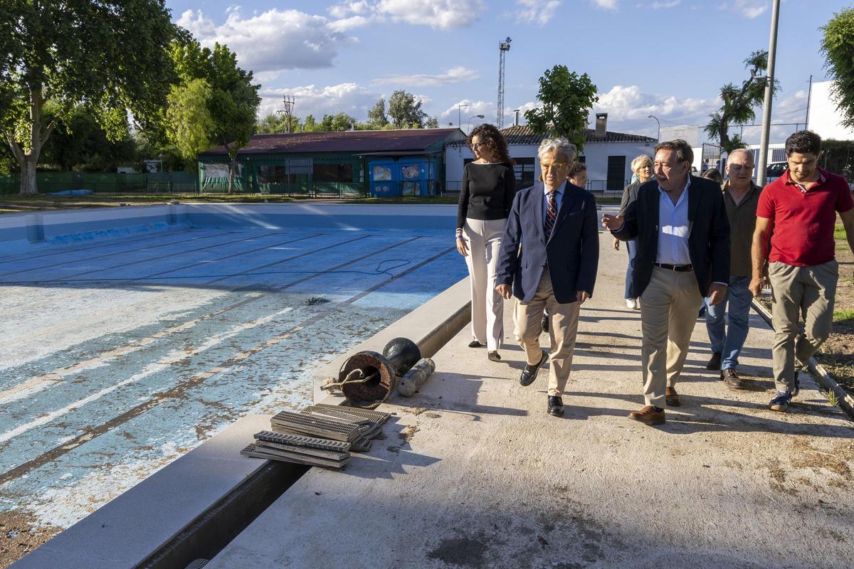 El presidente de la Diputación, Salvador Fuentes, visita la piscina de Villa del Río tras los temporales.