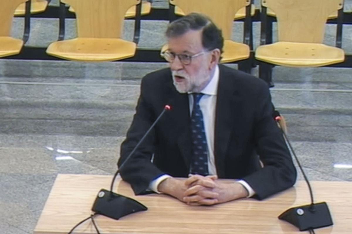 Captura del video de la señal de la Audiencia Nacional, de un momento de la declaración como testigo del expresidente del Gobierno Mariano Rajoy en la décima jornada del juicio Kitchen, donde al ser preguntado por apodos para referirse a él como M.Rajoy, 'El Asturiano , o 'El Barbas', ha declarado que él se llama Mariano Rajoy, "como todo el mundo sabe". "Y luego cada uno me llama como quiere, por lo tanto pregúntele a ellos", ha completado. EFE/Señal Audiencia Nacional -SÓLO USO EDITORIAL/SOLO USO PERMITIDO PARA ILUSTRAR LA NOTICIA QUE APARECE EN EL PIE DE FOTO (CRÉDITO OBLIGATORIO)-. sust txto y foto